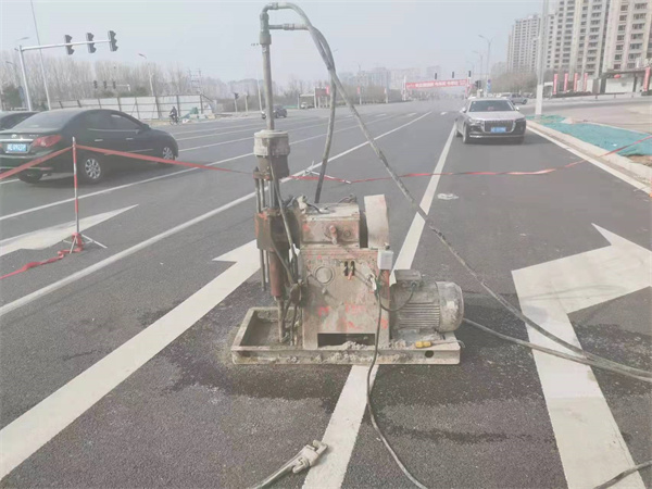 乌恰公路路面下沉沉降开裂注浆加固施工
